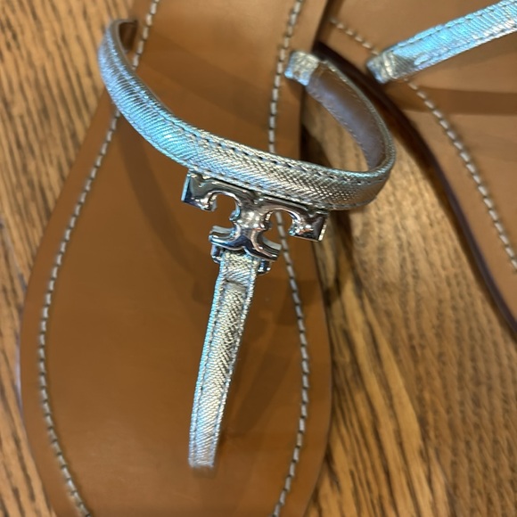 Tory Burch T-strap Silver Leather Sandals Size 9.5 - Picture 3 of 5